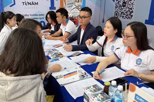 Cán bộ, giảng viên Trường ĐH Thương mại tư vấn tuyển sinh, hướng nghiệp cho thí sinh.