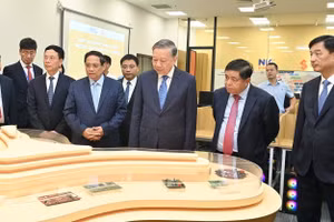 Tổng Bí thư Tô Lâm, Thủ tướng Phạm Minh Chính và các đại biểu thăm Trung tâm vi mạch bán dẫn. (Ảnh Báo Nhân dân)