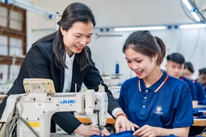 Cô - trò Trường Cao đẳng Long Biên (Hà Nội). Ảnh: NTCC.