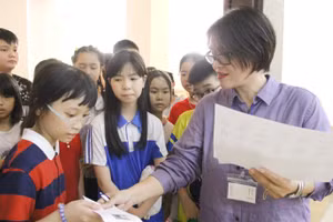 Giám thí gọi thí sinh vào phòng thi.