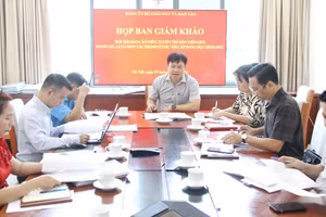 Ban Giám khảo họp ngày 2/6.