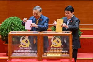 Tổng Bí thư Tô Lâm, Chủ tịch nước Lương Cường bỏ phiếu bầu Ủy viên Trung ương chính thức và Ủy viên dự khuyết Ban Chấp hành Trung ương Đảng khóa XIV.