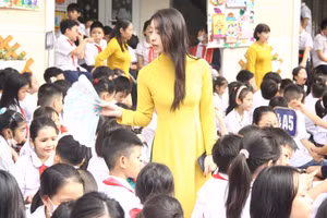 Cô - trò Trường tiểu học Vĩnh Tuy (Hai Bà Trưng, Hà Nội).