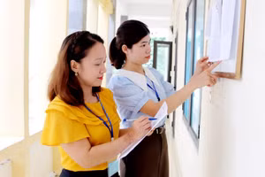 Sáng nay (25/6), cán bộ ở các điểm thi họp, kiểm tra thực tế việc đảm bảo cơ sở vật chất và các điều kiện liên quan theo quy định tại phòng thi. Ảnh minh họa/internet.