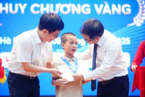 Ban tổ chức trao Huy chương Vàng cho thí sinh.