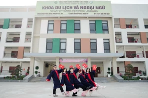 Tân cả nhân Khoa Du lịch và Ngoại ngữ, Học viện Nông nghiệp Việt Nam.
