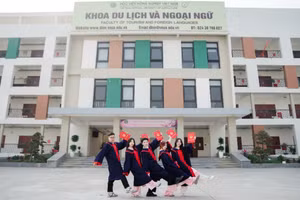 Tân cử nhân Khoa Du lịch và Ngoại ngữ, Học viện Nông nghiệp Việt Nam.