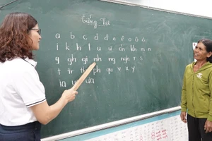 Các đơn vị cần tăng cường công tác quản lý, chỉ đạo, tổ chức thực hiện và kiểm tra việc thực hiện công tác xóa mù chữ. Ảnh: Mộc Trà.