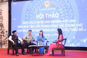 Cô giáo Bùi Thị Hồng Lâm - Hiệu trưởng Trường Tiểu học Phúc Thọ II, tỉnh Lâm Đồng chia sẻ tại hội thảo.