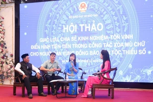 Cô giáo Bùi Thị Hồng Lâm - Hiệu trưởng Trường Tiểu học Phúc Thọ II, tỉnh Lâm Đồng chia sẻ tại hội thảo.