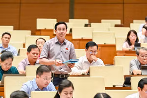 Đại biểu Quốc hội Nguyễn Văn Huy (Đoàn Thái Bình) góp ý tại hội trường - sáng 6/5.