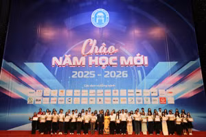 PGS.TS Nguyễn Thị Nhung – Hiệu trưởng và PGS.TS Dương Thăng Long – Phó Hiệu trưởng Trường ĐH Mở Hà Nội trao Giấy khen và tặng hoa chúc mừng sinh viên xuất sắc. 