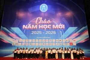 PGS.TS Nguyễn Thị Nhung – Hiệu trưởng và PGS.TS Dương Thăng Long – Phó Hiệu trưởng Trường ĐH Mở Hà Nội trao Giấy khen và tặng hoa chúc mừng sinh viên xuất sắc. 