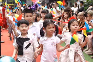 Học sinh lớp 1 Trường Tiểu học Vĩnh Tuy (Vĩnh Hưng, Hà Nội) háo hức đến trường.