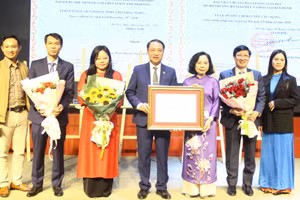 PGS.TS Nguyễn Phương Nga trao Giấy chứng nhận kiểm định chất lượng cho các chương trình đào tạo.