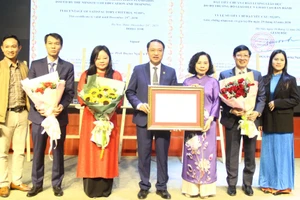 PGS.TS Nguyễn Phương Nga trao Giấy chứng nhận kiểm định chất lượng cho các chương trình đào tạo.