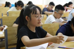 Thí sinh kiểm tra thông tin trên giấy báo dự thi.