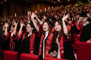 Tân cử nhân trong ngày nhận bằng tốt nghiệp.