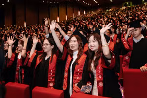 Tân cử nhân trong ngày nhận bằng tốt nghiệp.