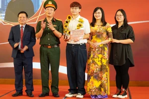 Thủ khoa đầu vào Nguyễn Anh Quang được vinh danh.