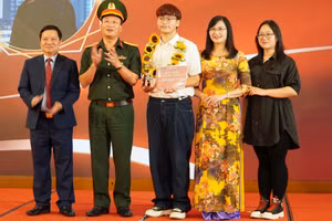 Thủ khoa đầu vào Nguyễn Anh Quang được vinh danh.