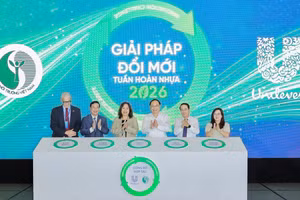 Các đại biểu thực hiện nghi thức phát động Cuộc thi “Giải pháp Đổi mới Tuần hoàn Nhựa 2026”. Ảnh: BTC.