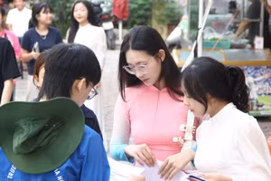 Nhiều thí sinh lựa chọn trang phục áo dài truyền thống để thi năng khiếu vào Trường Đại học Sư phạm Hà Nội năm 2025.