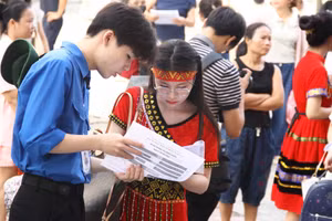 Thí sinh được sinh viên tình nguyện hướng dẫn, hỗ trợ nhiệt tình.