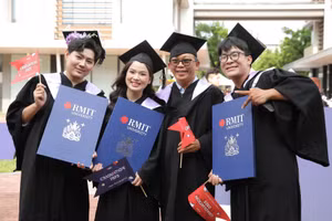 Các tân khoa Trường Đại học RMIT Việt Nam mừng Lễ tốt nghiệp.