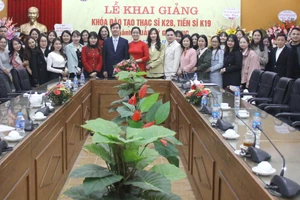 Cán bộ, giảng viên và học viên cao học, nghiên cứu sinh trong ngày khai giảng.