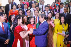 Thủ tướng Phạm Minh Chính gặp mặt đại diện các nhà giáo, cán bộ quản lý giáo dục tiêu biểu. - Ảnh VGP/Nhật Bắc.