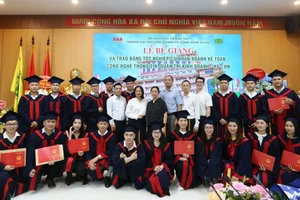 Các tân cử nhân trong ngày nhận bằng tốt nghiệp.