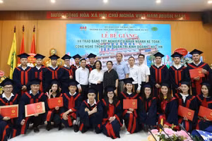 Các tân cử nhân trong ngày nhận bằng tốt nghiệp.