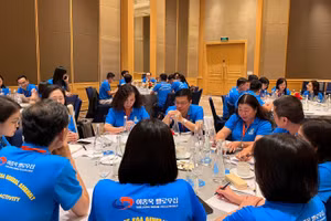 Các đại biểu thảo luận nhóm.