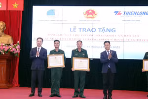 Đại úy Hồ Văn Hữu vinh dự được nhận Bằng khen của Bộ trưởng Bộ GD&ĐT.