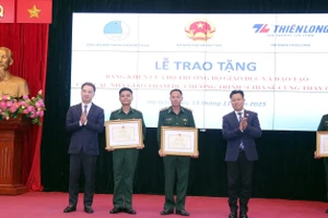 Đại úy Hồ Văn Hữu vinh dự được nhận Bằng khen của Bộ trưởng Bộ GD&ĐT.