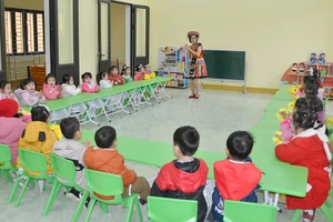 Cô và trò Trường mầm non Lập Binh, tỉnh Tuyên Quang - Ảnh: VGP/Hoàng Giang.