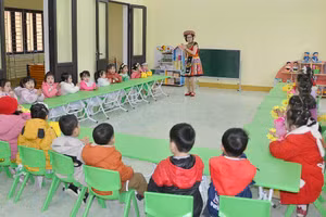 Cô và trò Trường mầm non Lập Binh, tỉnh Tuyên Quang - Ảnh: VGP/Hoàng Giang.