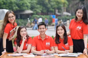 Sinh viên Trường Quản trị và Kinh doanh (HSB), Đại học Quốc gia Hà Nội.