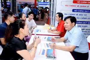 Phụ huynh và thí sinh tìm hiểu các ngành/chương trình đào tạo của Đại học Kinh tế quốc dân.