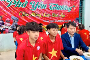 Ông Nguyễn Văn Tập - Hiệu trưởng Trường Phổ thông Dân tộc nội trú THPT Nà Hỳ ăn phở "không đồng" cùng học trò.