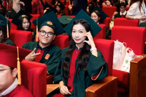 Sinh viên Trường ĐH Kinh tế (ĐH Quốc gia Hà Nội) trong ngày nhận bằng tốt nghiệp.