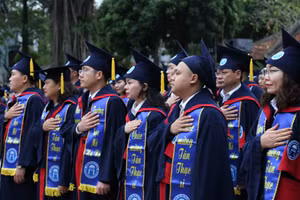 Tân thạc sĩ, cử nhân, kỹ sư, kiến trúc sư tuyên thệ trước khi nhận bằng tốt nghiệp.