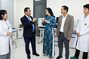 Bộ trưởng Bộ Nông nghiệp và Môi trường Trần Đức Thắng, GS.TS Nguyễn Thị Lan - Giám đốc Học viện Nông nghiệp Việt Nam tham quan phòng thí nghiệm hiện đại của Học viện. Ảnh: Khương Trung.