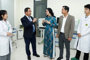 Bộ trưởng Bộ Nông nghiệp và Môi trường Trần Đức Thắng, GS.TS Nguyễn Thị Lan - Giám đốc Học viện Nông nghiệp Việt Nam tham quan phòng thí nghiệm hiện đại của Học viện. Ảnh: Khương Trung.