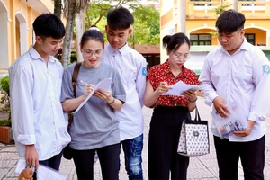 Cô Ngô Thị Thu Hằng (thứ hai từ trái qua phải) điểm danh từng học trò.