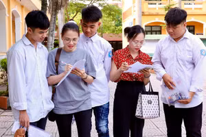 Giáo viên đến trường thi điểm danh từng học trò.