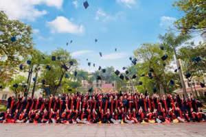 Sinh viên Học viện Quản lý giáo dục trong ngày tốt nghiệp.