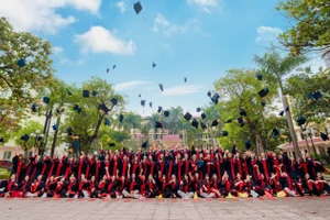 Sinh viên Học viện Quản lý giáo dục trong ngày tốt nghiệp.