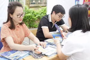 Trường ĐH Công đoàn tư vấn tuyển sinh, hướng nghiệp cho học sinh Trường THPT Khương Đình, Hà Nội.